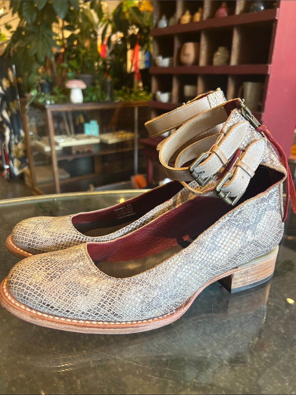 Women’s Freebird Maribel size 11 in excellent condition.